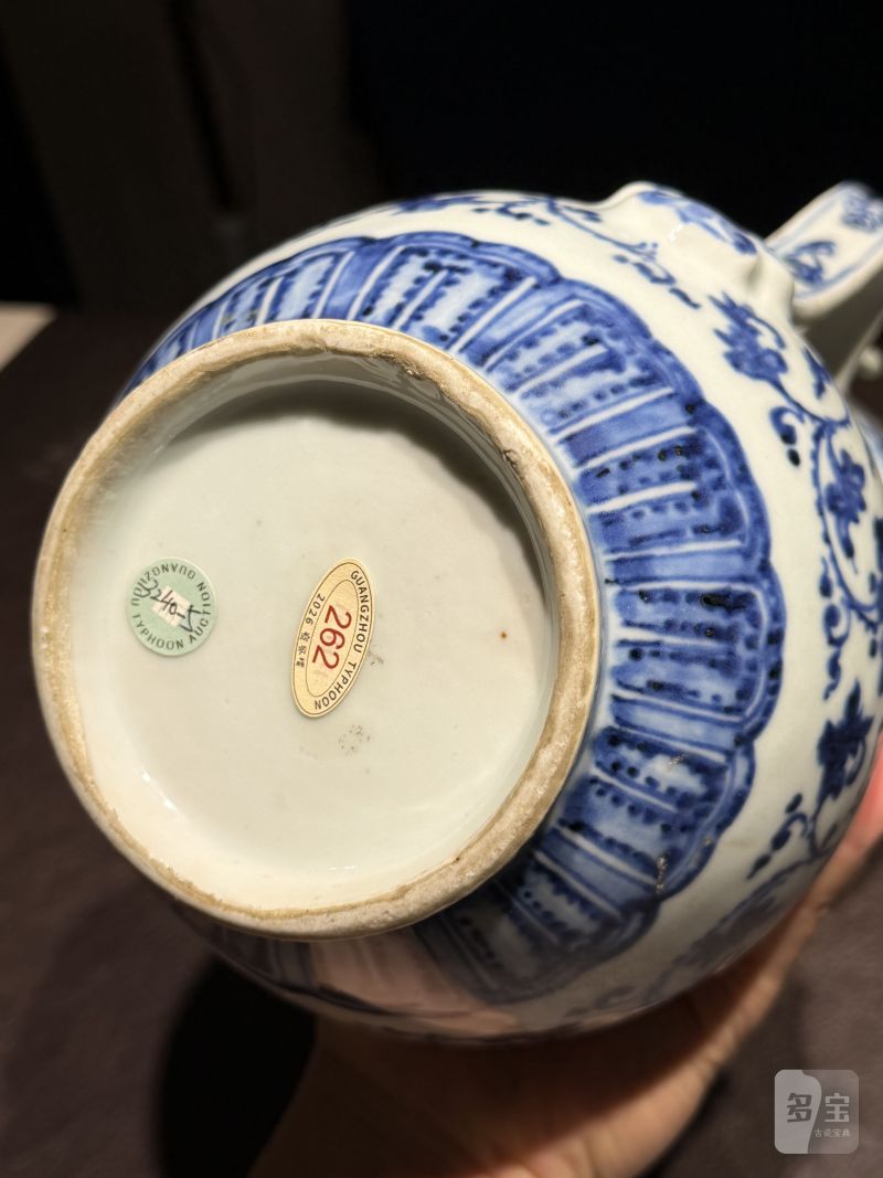 清乾隆 青花缠枝花卉纹僧帽壶 - 图17